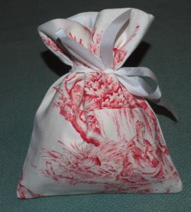 petite pochette en tissus anciens (toile de Jouy ) pour emballage cadeau, herbes , lavande , etc ...., doublée