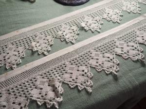 Long bandeau ancien de dentelle réalisée à la main , crochet, 2,60 mètres