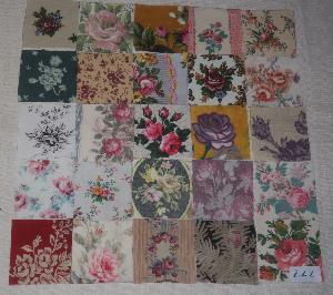   25 petits coupons de tissus anciens pour patchwork , motifs de " roses "