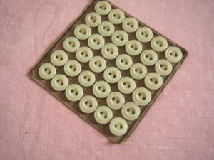 18 boutons anciens 