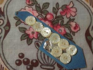 8 mini boutons anciens en nacre ciselée, lingerie, poupée