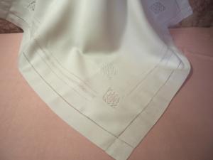 Très jolie taie ancienne, jours, dentelles et monogramme BC