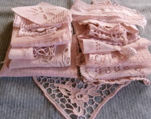 Bon lot éléments anciens roses , pour créations textiles, scrapbooking, patchwork, dentelles anciennes , broderies anciennes