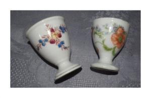 2 coquetiers anciens en porcelaine , décor de fleurs