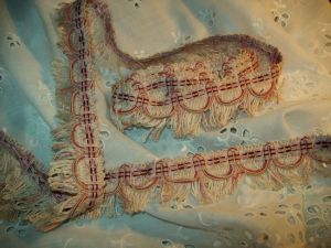  Un joli galon ancien aux tons fanés dans  l'esprit déco shabby-chic