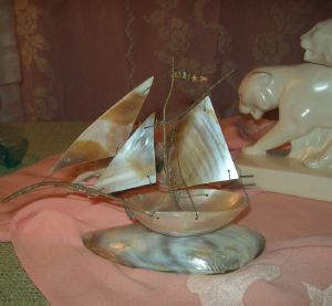 charmant bateau ancien en nacre, souvenir ancien de bord de mer ,coquillage