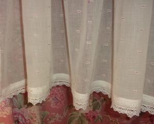Une paire de fins et larges rideaux en tissu et dentelles anciennes, rideaux campagnards****