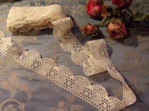  JOLIE ET FINE DENTELLE ANCIENNE 2 mètres  