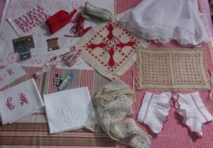  Lot tissus anciens et merceries anciennes pour couture ou scrapbooking, coloris rouge