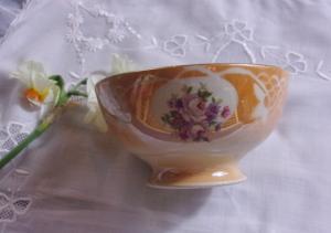 Bol ancien en porcelaine , médaillon de fleurs