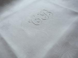 Monogramme ancien brodé main , CB, sur serviette