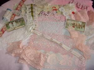 Lot important de fines dentelles anciennes , tissus, galons, coloris dans la gamme des roses , poupée, scrapbooking, shabby-chic