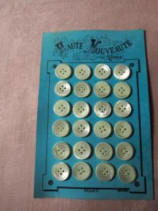 24 beaux boutons anciens en nacre sur carte , diamètre 1,8 cm
