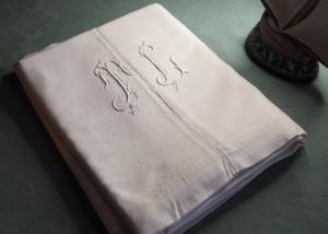 Drap ancien rustique en lin, monogrammé TL