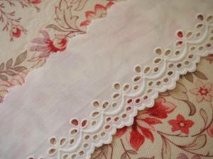 Fine broderie anglaise ancienne réalisée à la main