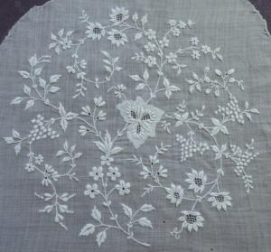   Fond de coiffe ancien finement brodé main 
