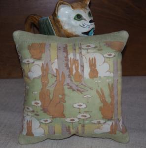 Petit coussin , tissu ancien, motifs de petits lapins dans la forêt