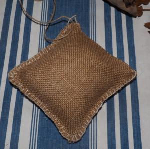 1 petit coussin, tissu ancien, toile de jute , lavandin bio, etc ...