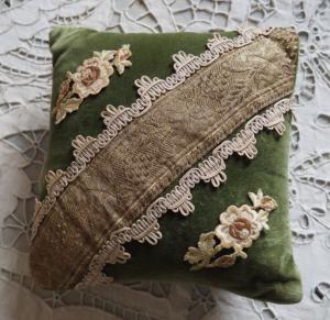 . Coussin , velours ancien et fleurs soyeuses pour broches , etc ... @