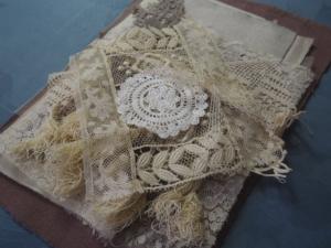 Lot de tissus anciens, dentelles et broderies anciennes pour créations textiles