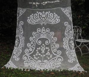Grand rideau ancien , dentelle, réalisé à la main, filet rebrodé, 