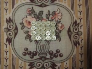 20 mini mini boutons anciens en nacre, lingerie , poupée , 0,6 cm