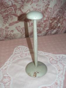 Petit porte chapeau ancien en bois , déco shabby