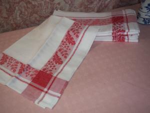 3 grandes serviettes anciennes  à bandes rouges tissées de motifs, serviettes de table