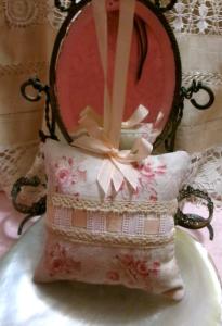 petit coussin porte-épingles, en tissu,  et broderies anciennes  , ou coussin de porte