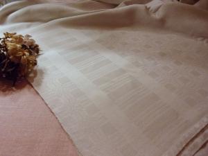 GRANDE NAPPE ANCIENNE . 3,20 M X 1,95 M GRANDE LARGEUR