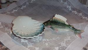 charmant petit saleron ancien  en faience  en forme de poisson ,salière