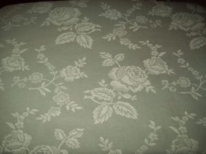   JOLIE TOILE A MATELAS ANCIENNE MOTIF DE ROSES 