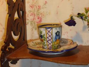  JOLIE TASSE ANCIENNE QUIMPER .HB, personnages