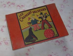 JOLIE ET GRANDE BOITE DE JEUX ANCIENNE . LES CHAPEAUX VALSEURS