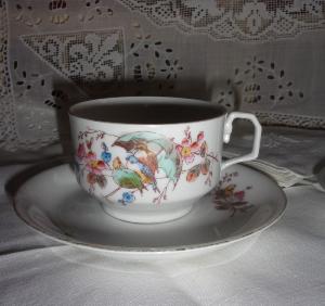  2 JOLIES TASSES ANCIENNES EN PORCELAINE . FLEURS ET OISEAUX.. TASSES A THE  @