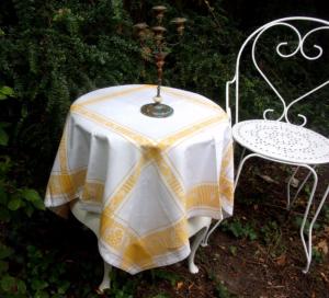 Jolie petite nappe ancienne fleurie , jardin , surnappe