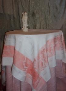 Jolie nappe ancienne soyeuse, motifs de fleurs