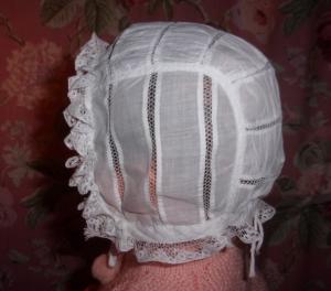  joli petit bonnet ancien de bébé, tissu travaillé froncé ,,,  poupée 