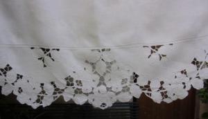  Large rideau ancien brodé main , cantonnière en lin