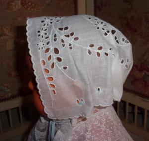 bonnet ancien pour bébé, brodé main, forme originale