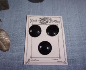 3 boutons anciens noirs à facettes