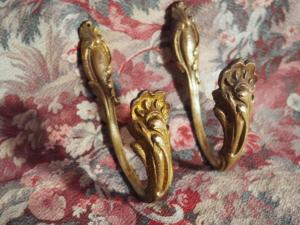 Une paire de porte-embrasses anciens en bronze