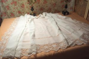 Grand revers de drap ancien avec large dentelle et monogramme , pour créations