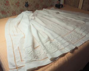 Grand revers de drap ancien avec large broderie main et grand monogramme , pour créations