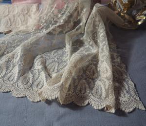 " Tulle ancien rebrodé, tissu poupée