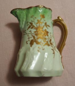 Très joli petit à lait ancien en porcelaine 1900