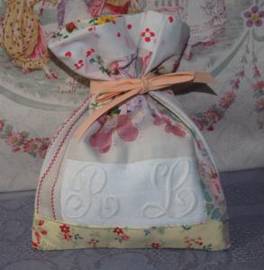 petite pochette en tissus anciens pour emballage cadeau, herbes , lavande , etc ....