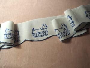 bandeau ancien de tissu brodé de poules , bordure étagère , coloris bleu 2 mètres