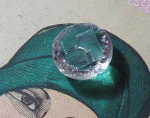 2 beaux boutons anciens en verre