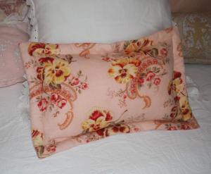 Housse de coussin en tissu ancien à motifs de fleurs de pensées, déco shabby et romantique  #